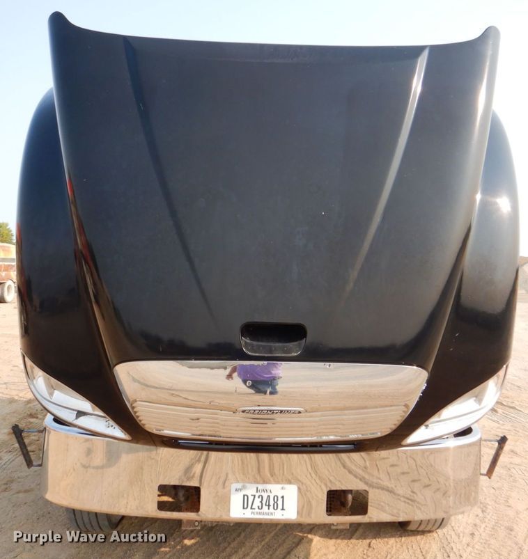 image for item DS8204 2006 Freightliner Columbia  semi truck