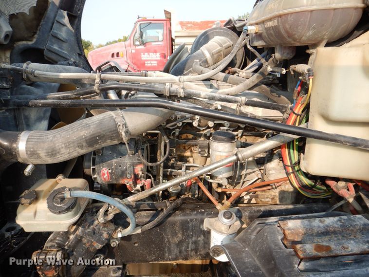 image for item DS8204 2006 Freightliner Columbia  semi truck