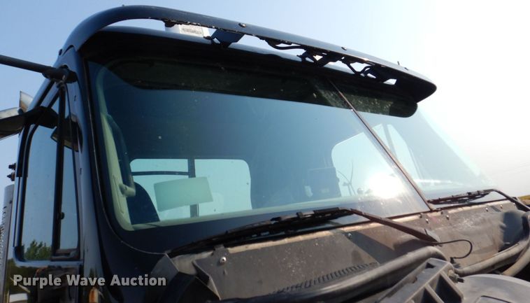 image for item DS8204 2006 Freightliner Columbia  semi truck