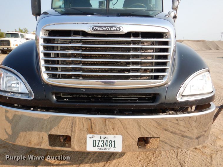 image for item DS8204 2006 Freightliner Columbia  semi truck