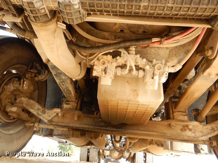 image for item DS8204 2006 Freightliner Columbia  semi truck