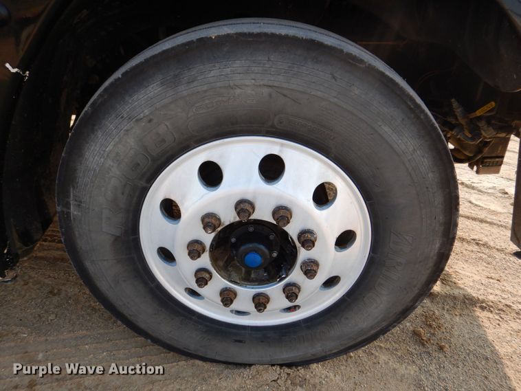 image for item DS8204 2006 Freightliner Columbia  semi truck