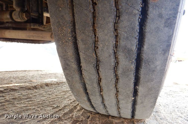 image for item DS8204 2006 Freightliner Columbia  semi truck