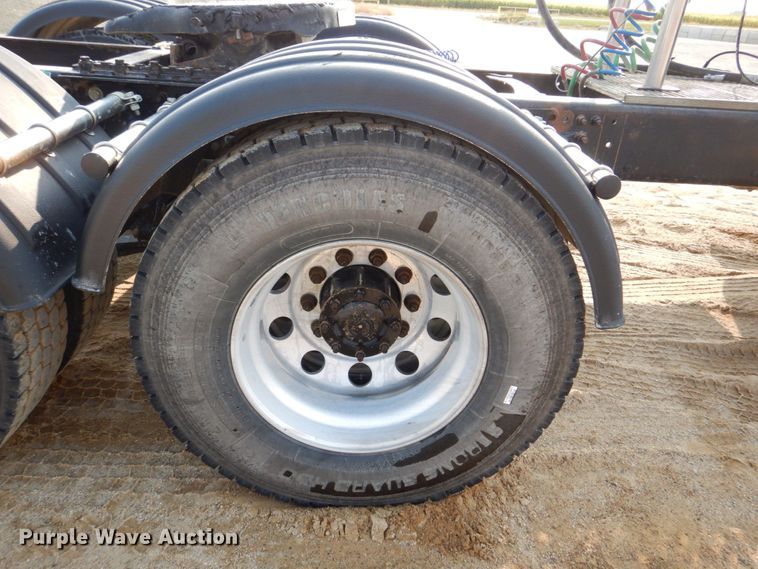 image for item DS8204 2006 Freightliner Columbia  semi truck