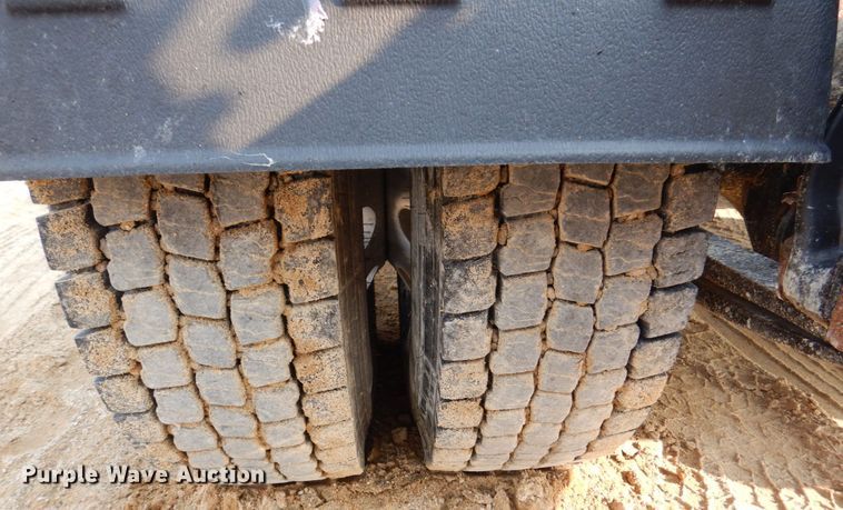 image for item DS8204 2006 Freightliner Columbia  semi truck