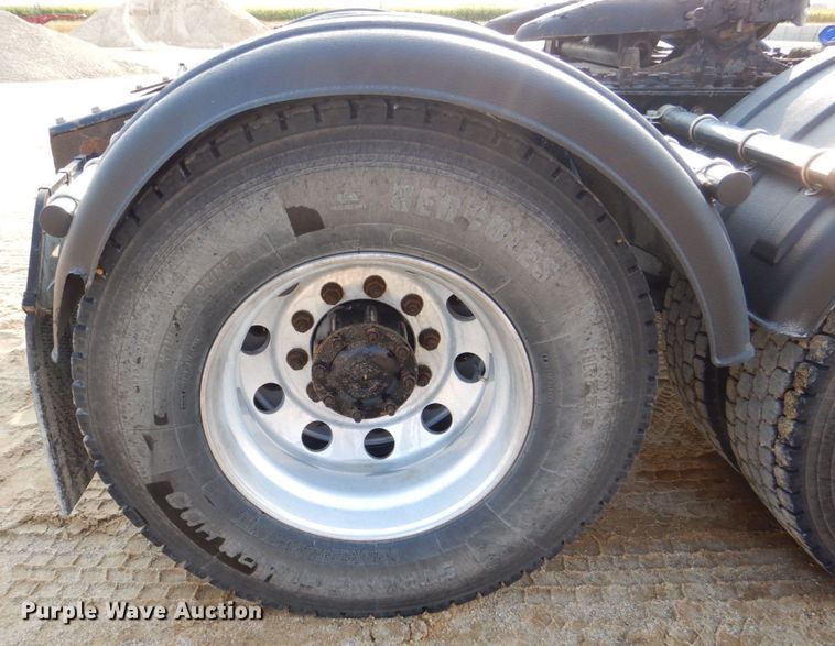 image for item DS8204 2006 Freightliner Columbia  semi truck