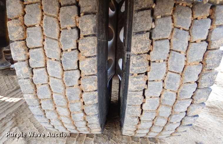 image for item DS8204 2006 Freightliner Columbia  semi truck