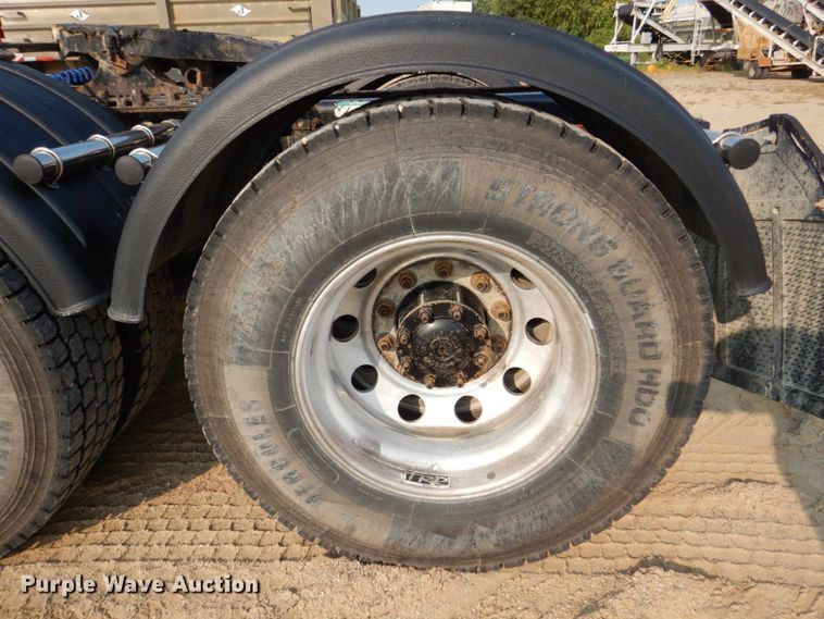 image for item DS8204 2006 Freightliner Columbia  semi truck