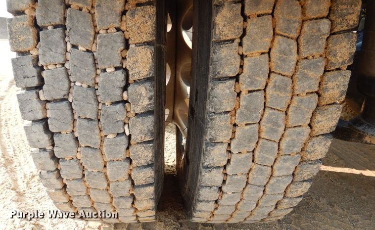 image for item DS8204 2006 Freightliner Columbia  semi truck