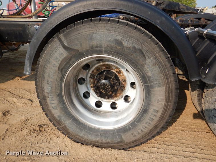 image for item DS8204 2006 Freightliner Columbia  semi truck