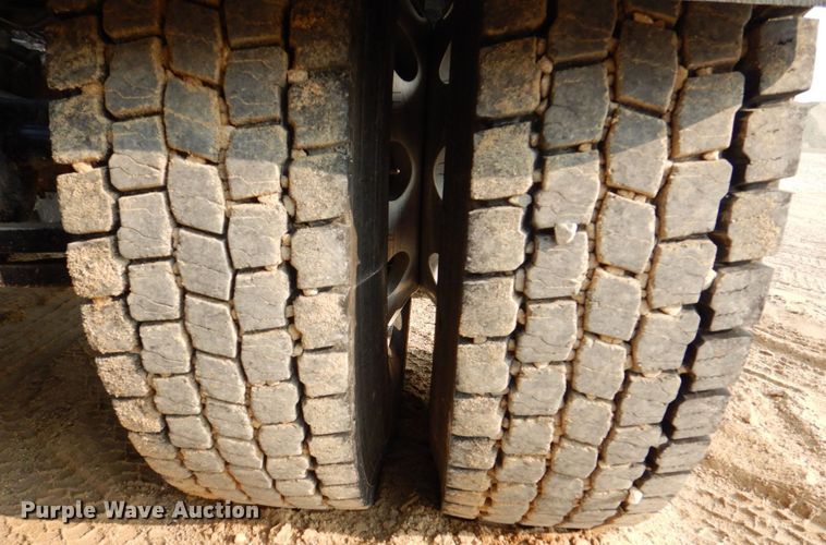 image for item DS8204 2006 Freightliner Columbia  semi truck