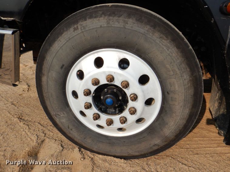 image for item DS8204 2006 Freightliner Columbia  semi truck