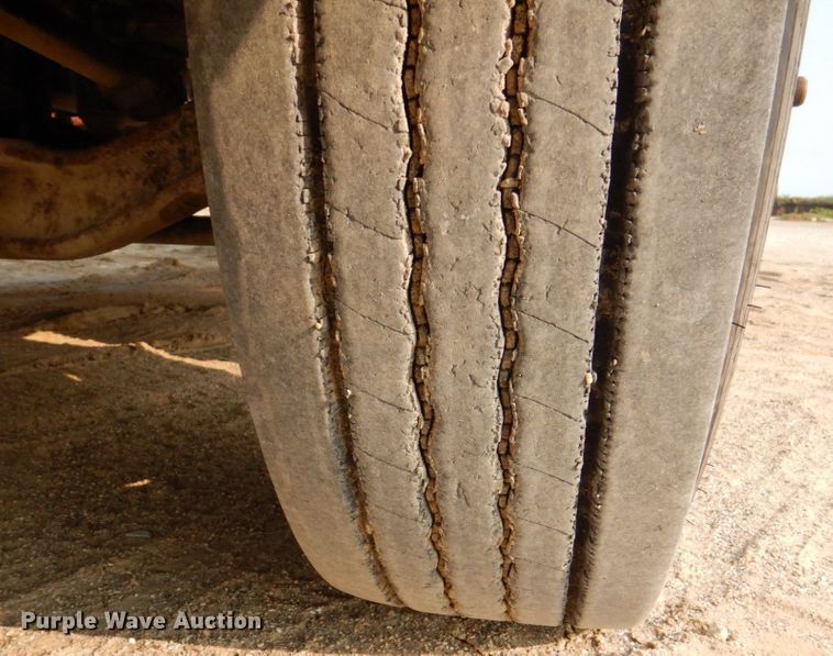 image for item DS8204 2006 Freightliner Columbia  semi truck