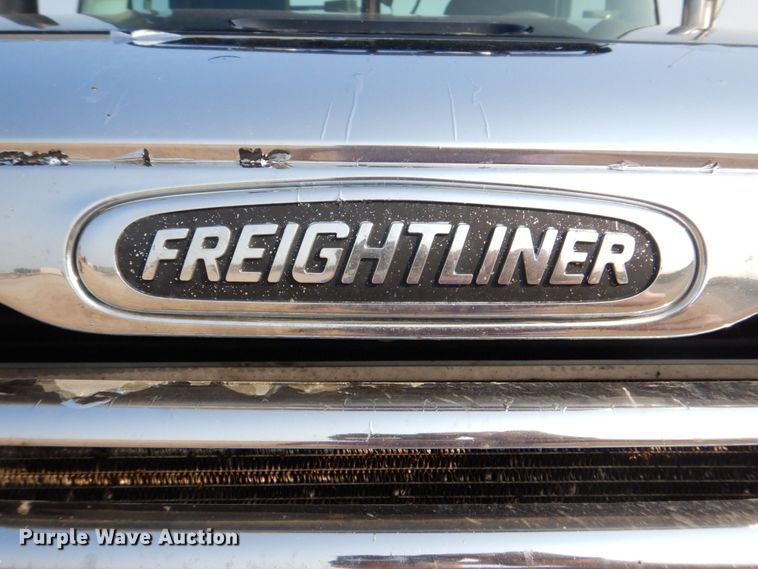 image for item DS8204 2006 Freightliner Columbia  semi truck