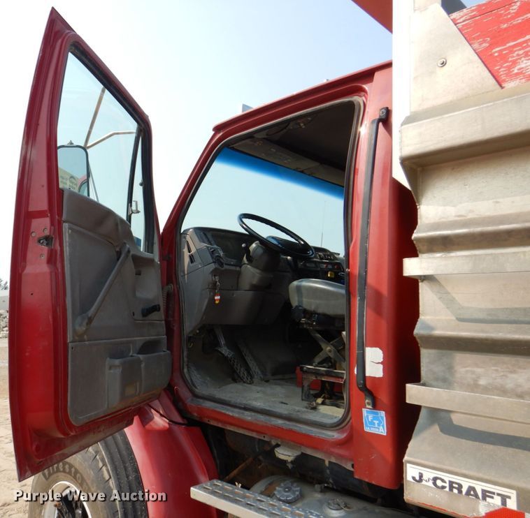 image for item DS8205 1997 Ford LNT8000  dump truck
