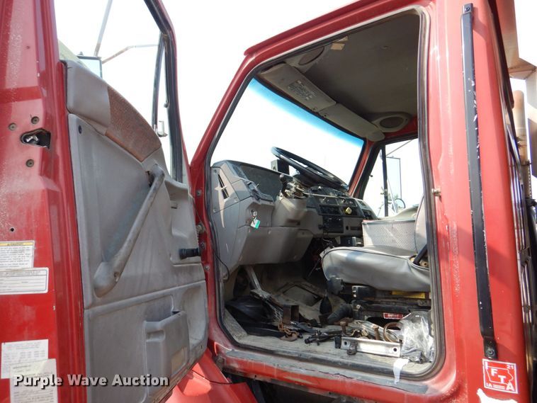 image for item DS8206 1997 Ford LNT8000  dump truck