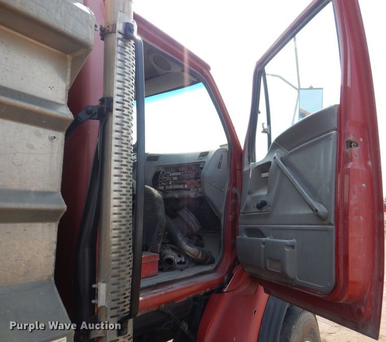 image for item DS8206 1997 Ford LNT8000  dump truck
