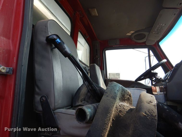 image for item DS8206 1997 Ford LNT8000  dump truck