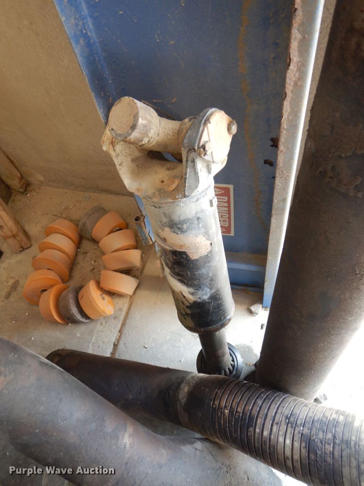 image for item DS8206 1997 Ford LNT8000  dump truck