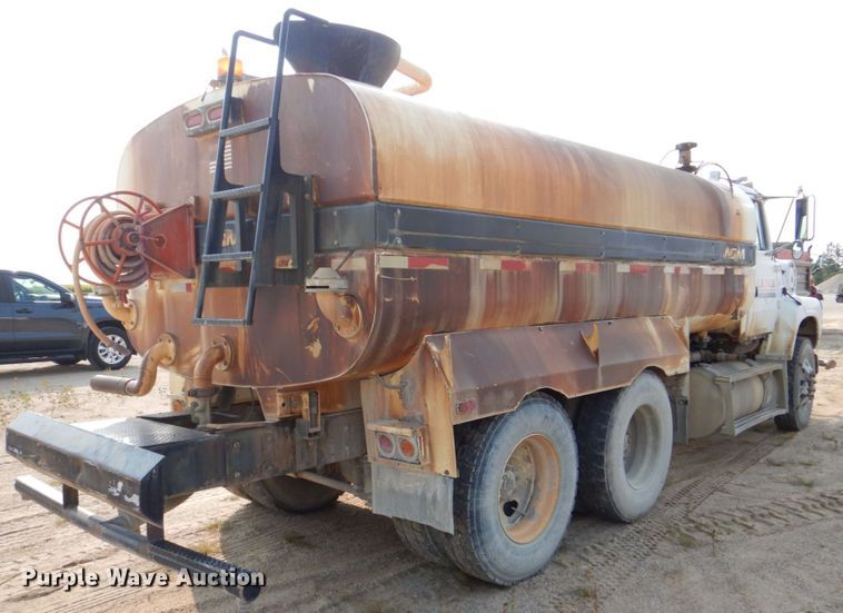 image for item DS8208 1993 Ford Aero Max L9000  water truck