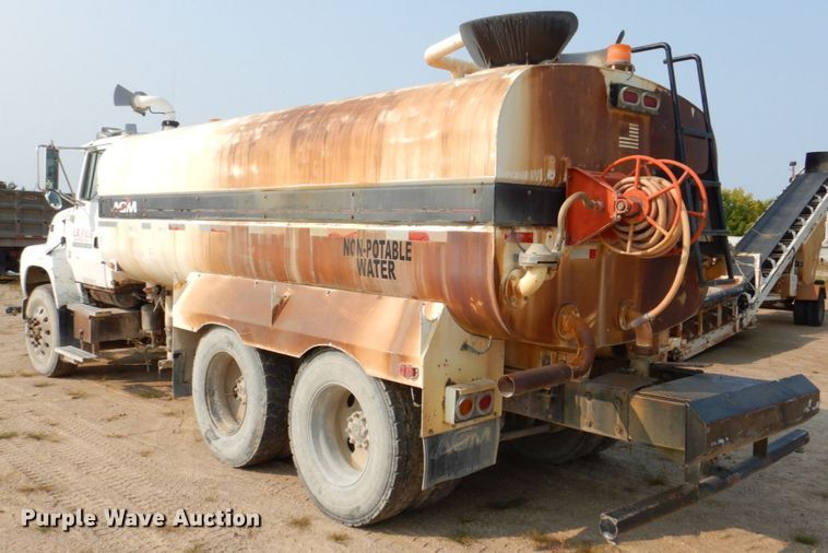 image for item DS8208 1993 Ford Aero Max L9000  water truck