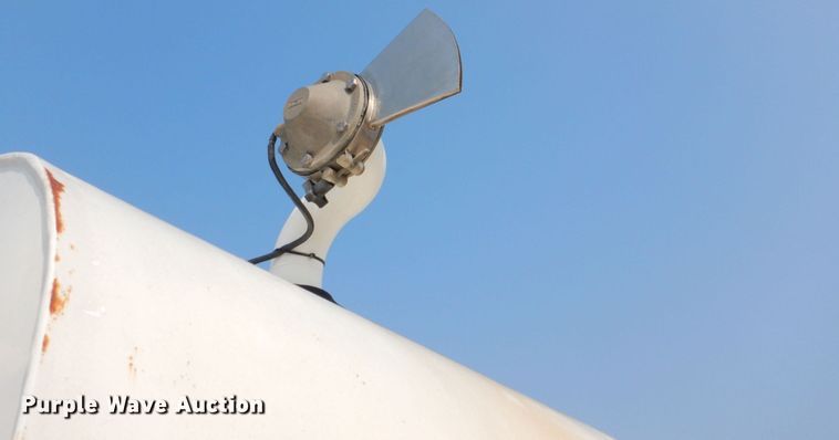 image for item DS8208 1993 Ford Aero Max L9000  water truck