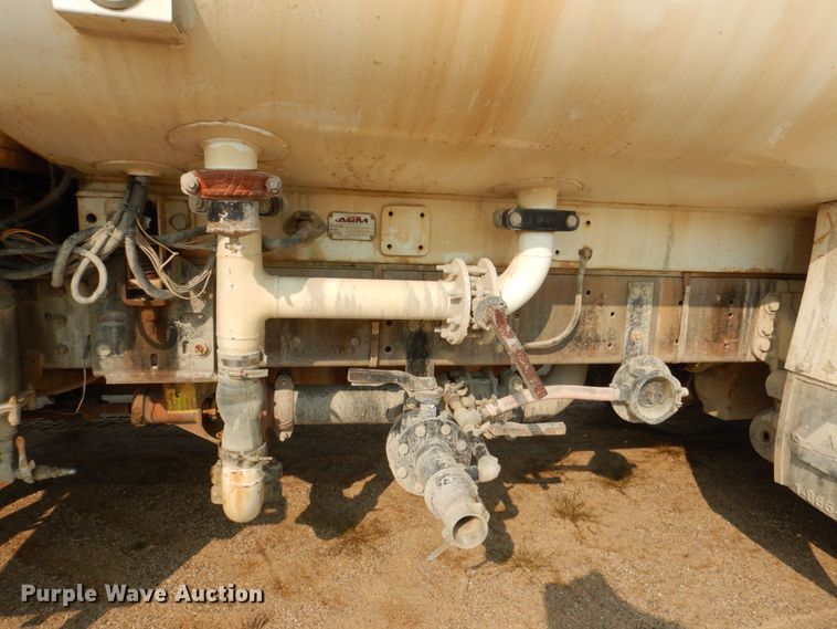 image for item DS8208 1993 Ford Aero Max L9000  water truck