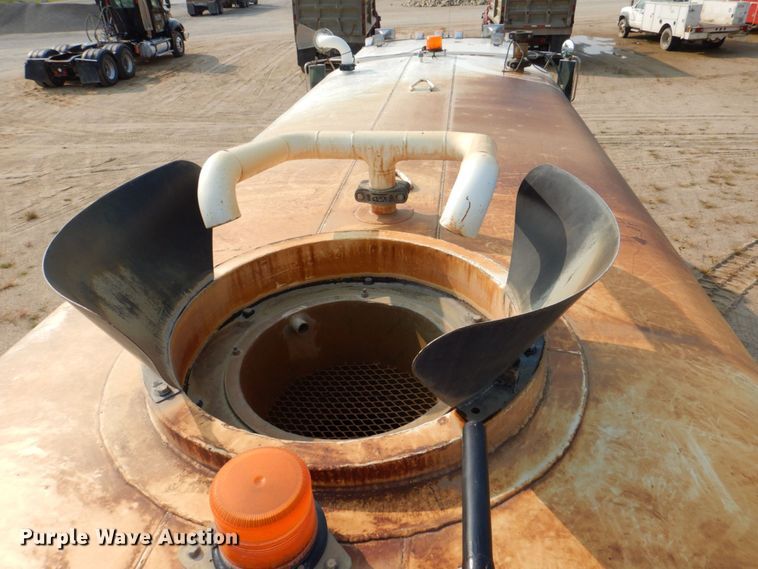 image for item DS8208 1993 Ford Aero Max L9000  water truck