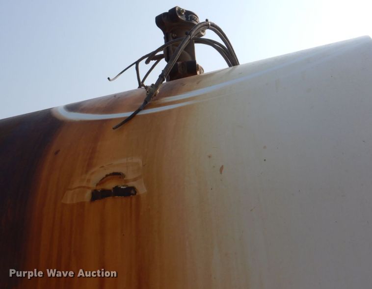 image for item DS8208 1993 Ford Aero Max L9000  water truck