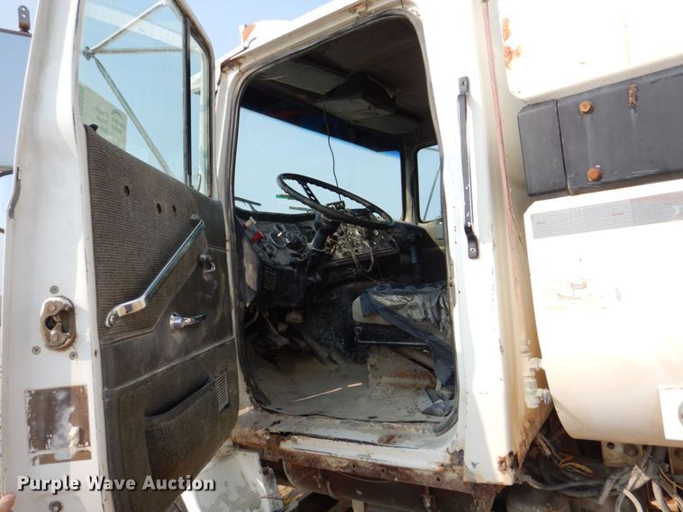 image for item DS8208 1993 Ford Aero Max L9000  water truck