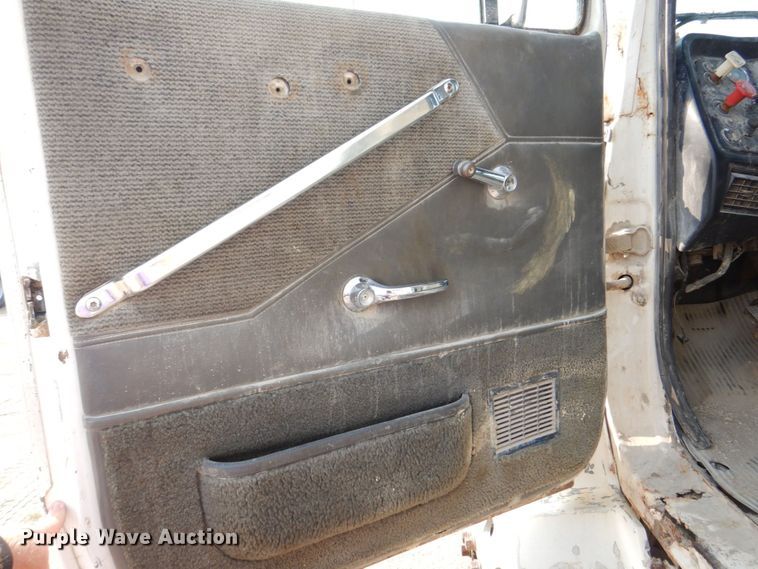 image for item DS8208 1993 Ford Aero Max L9000  water truck