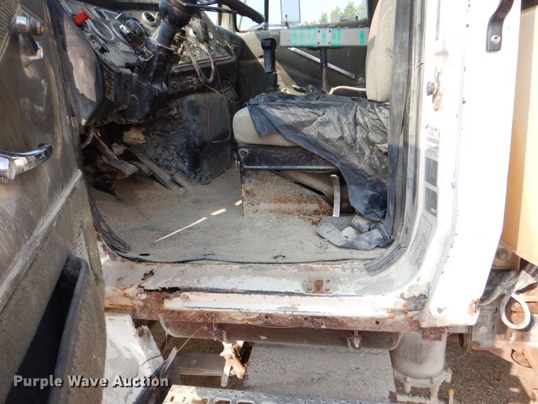 image for item DS8208 1993 Ford Aero Max L9000  water truck