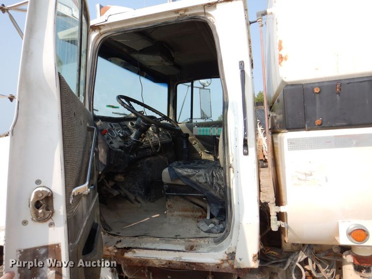 image for item DS8208 1993 Ford Aero Max L9000  water truck