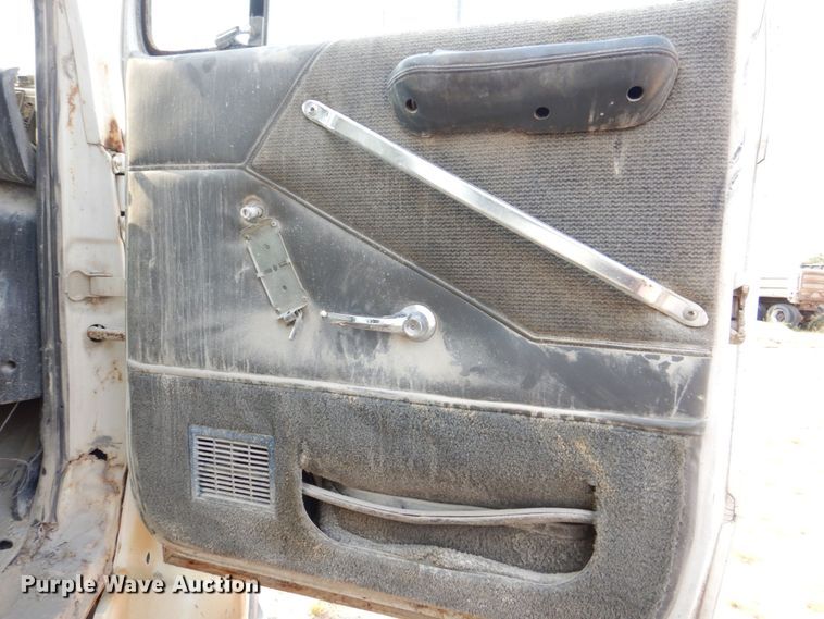 image for item DS8208 1993 Ford Aero Max L9000  water truck