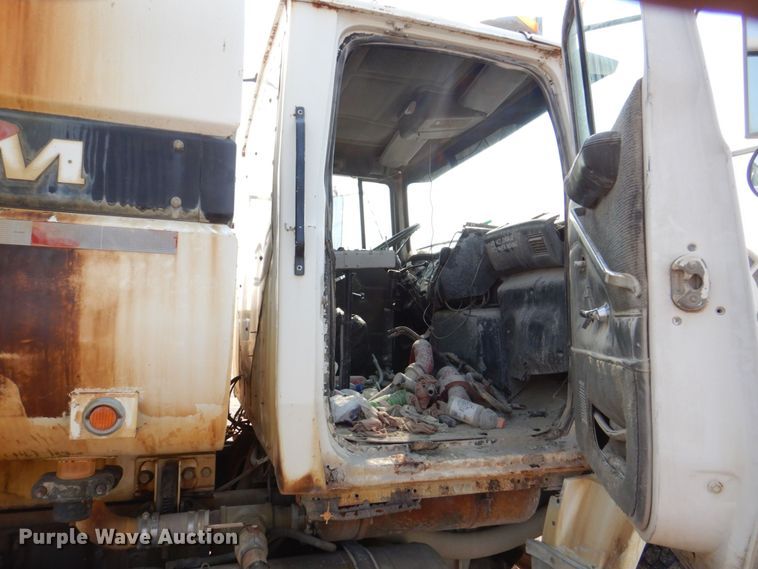 image for item DS8208 1993 Ford Aero Max L9000  water truck