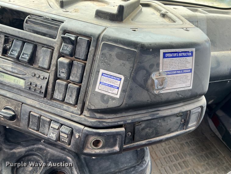 image for item IA9107 2002 Volvo VHD  ready mix truck