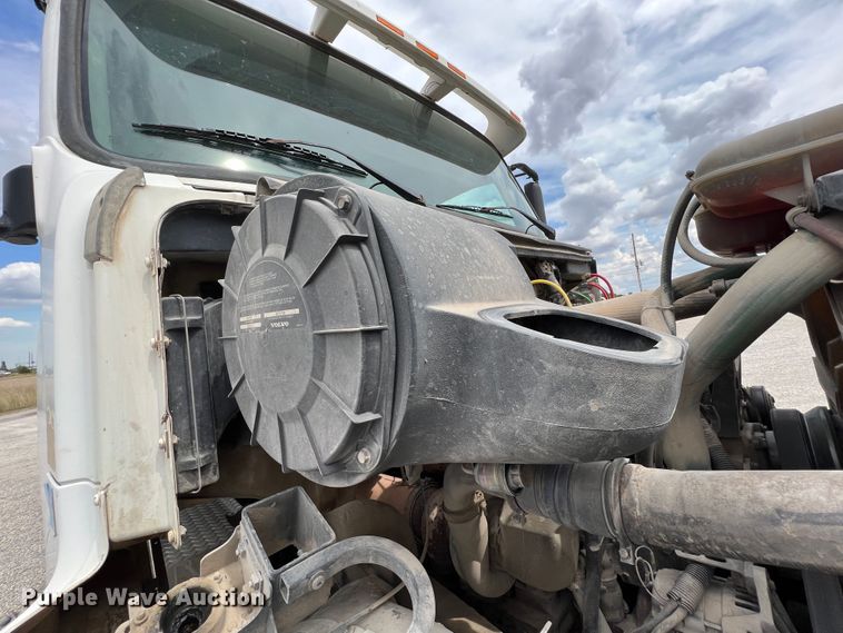 image for item IA9107 2002 Volvo VHD  ready mix truck