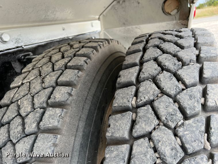 image for item IA9107 2002 Volvo VHD  ready mix truck