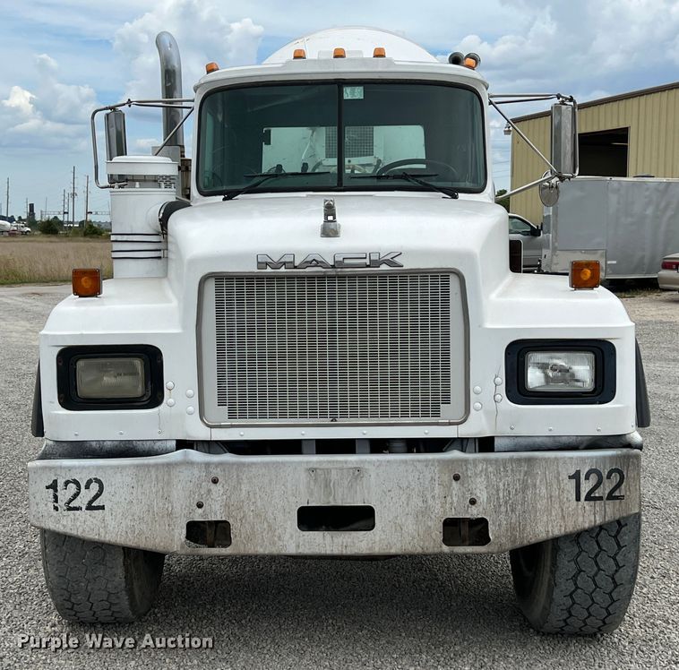 image for item IA9109 2000 Mack RD690S  ready mix truck