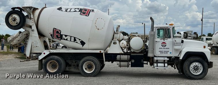 image for item IA9109 2000 Mack RD690S  ready mix truck