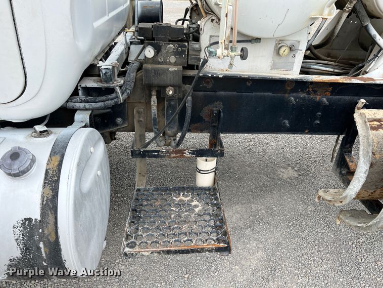 image for item IA9109 2000 Mack RD690S  ready mix truck