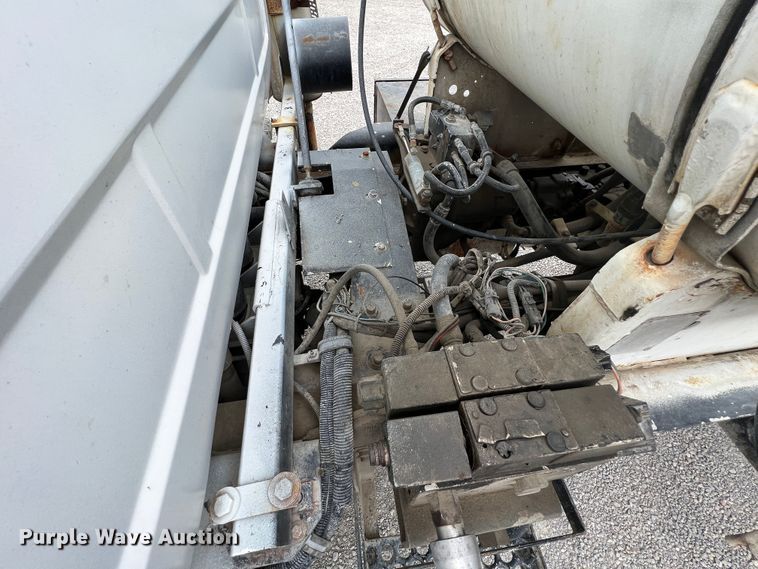 image for item IA9109 2000 Mack RD690S  ready mix truck