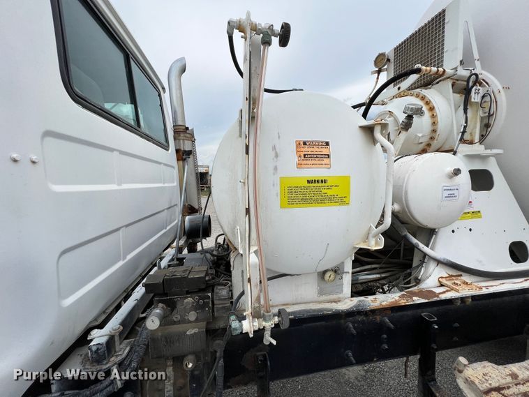 image for item IA9109 2000 Mack RD690S  ready mix truck