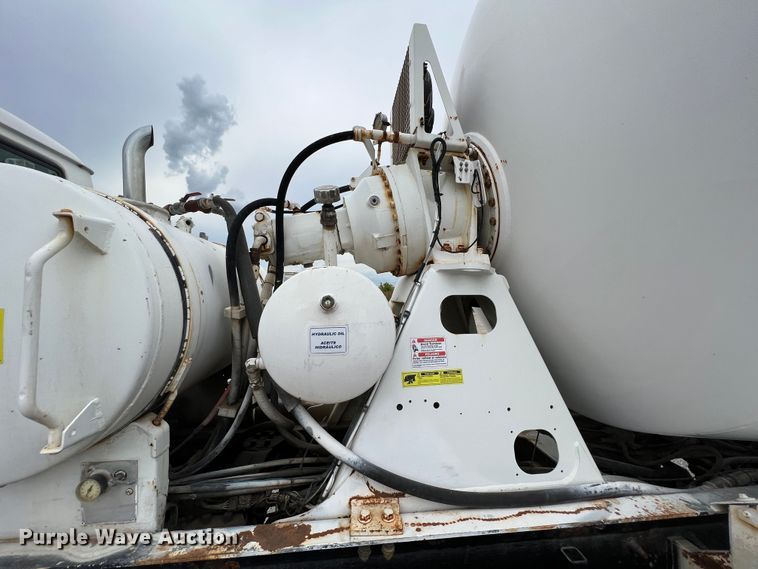 image for item IA9109 2000 Mack RD690S  ready mix truck