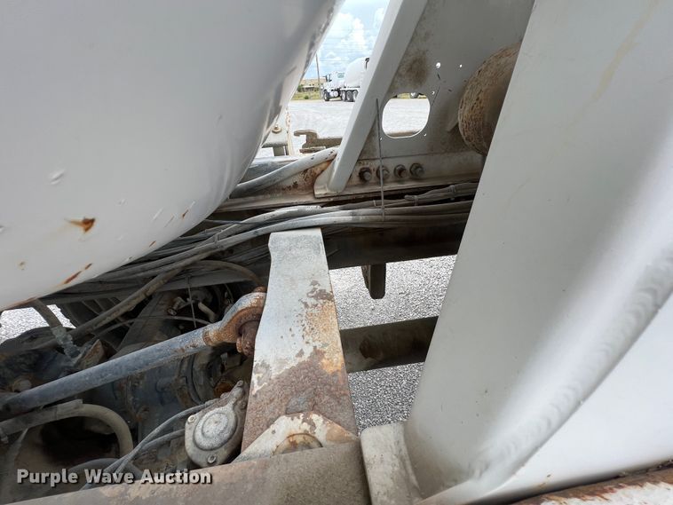 image for item IA9109 2000 Mack RD690S  ready mix truck