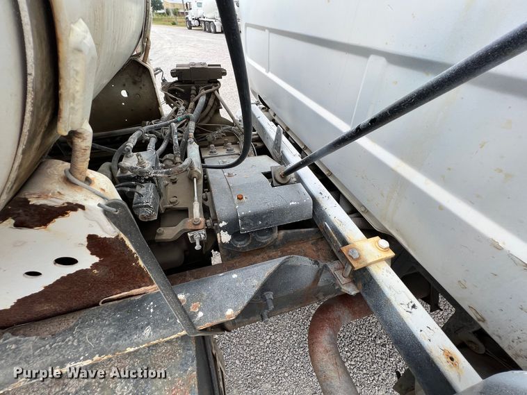 image for item IA9109 2000 Mack RD690S  ready mix truck