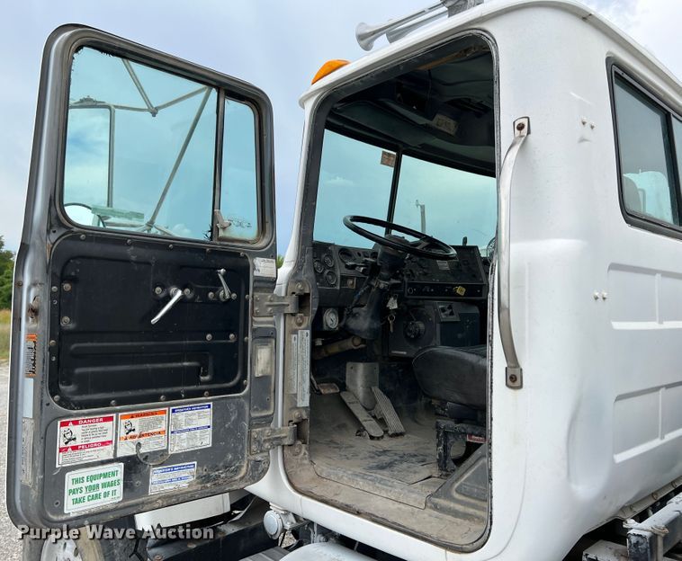 image for item IA9109 2000 Mack RD690S  ready mix truck