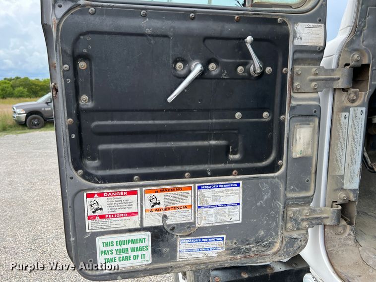 image for item IA9109 2000 Mack RD690S  ready mix truck