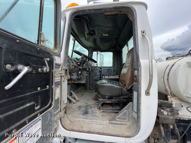 image for item IA9109 2000 Mack RD690S  ready mix truck