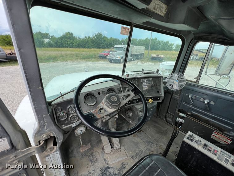 image for item IA9109 2000 Mack RD690S  ready mix truck